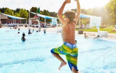 La piscina de la comunidad no es una zona deportiva a efectos de indemnización por accidente