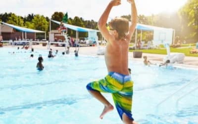 La piscina de la comunidad no es una zona deportiva a efectos de indemnización por accidente