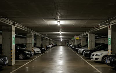 La pesadilla del coche okupa en el garaje: la forma más barata de evitarlo y qué hacer si alguien aparca en tu plaza